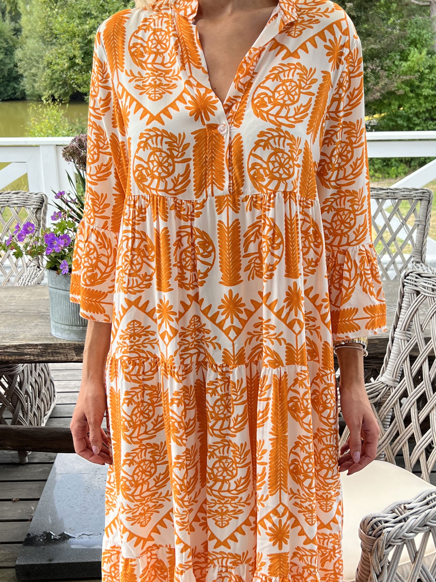 Petra - Lang hvid viscose skjortekjole med farvet mønster